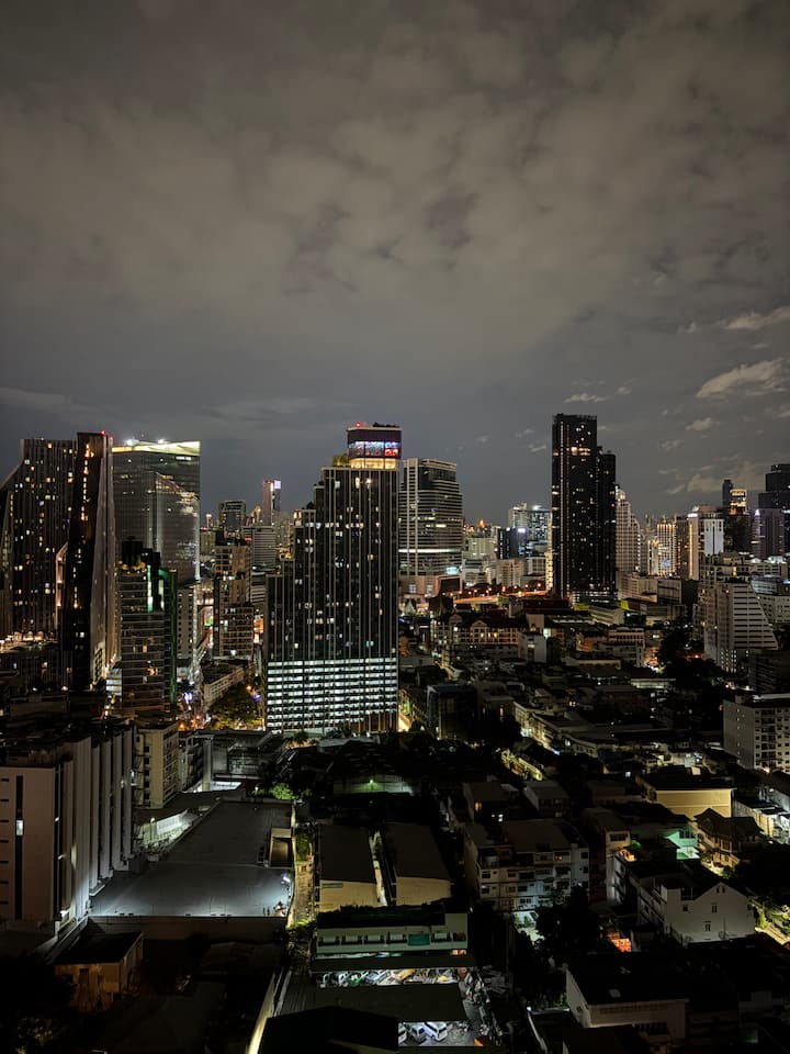 Uitzicht op de nacht vanuit de slaapkamer 