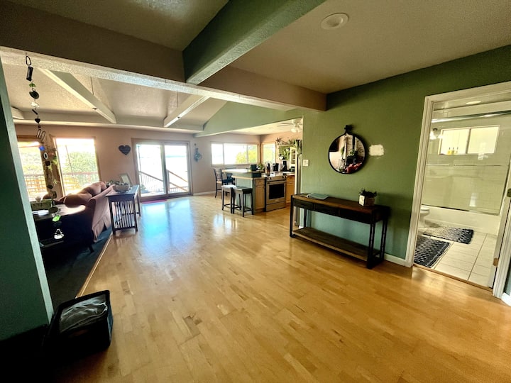 Romantic Lakeview Retreat W/ Deck & Spa Bath - Clearlake, CA
