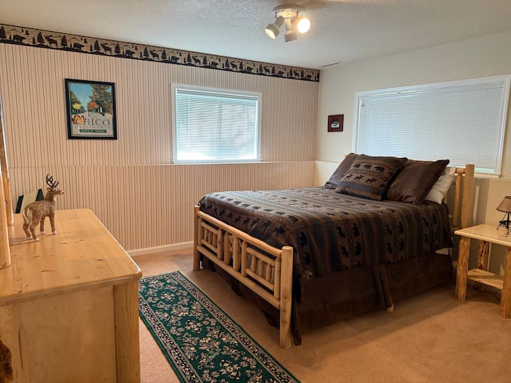 Krevat dopio "queen" në dhomën e gjumit në katin e poshtëm