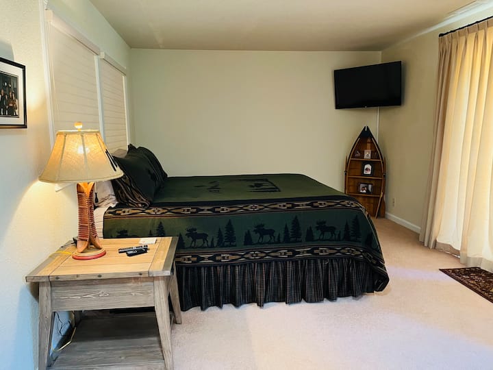 Krevat dopio "king" në dhomën kryesore të gjumit