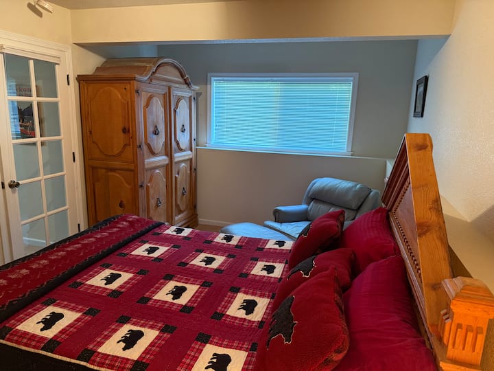 Dhoma e gjumit 4 me krevat të plotë në katin e poshtëm