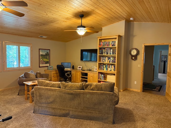 “konvikt familjar” i madh me krevat dopio "queen" dhe krevat marinari për fëmijë