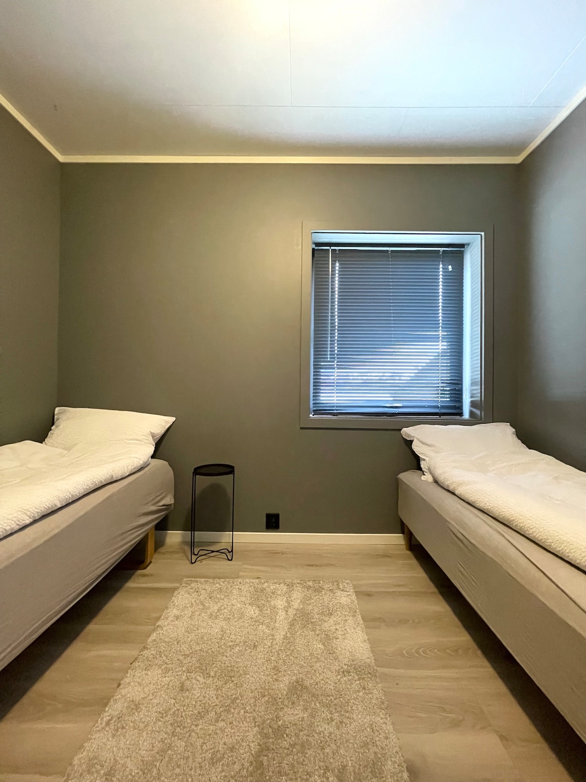 Spálňa má dve samostatné lôžka s rozmermi 75 x 200 cm. 

Toto je štandardné usporiadanie nábytku, ale ak chcete, môžeme postele poskladať dohromady a vytvoriť manželskú posteľ☺️