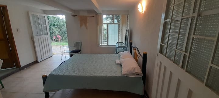 glavna spavaća soba, bračni krevet i toaletni stolić.