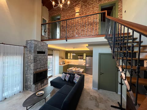 Popular Airbnb listing: Loft with high ceilings, detached duplex stone house. (2+1) in Urla