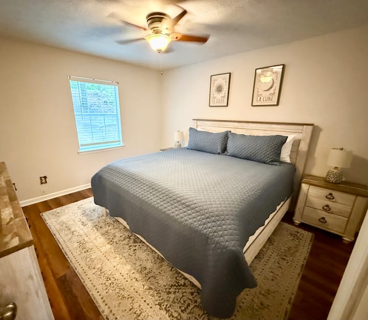 Lit king size au plancher principal