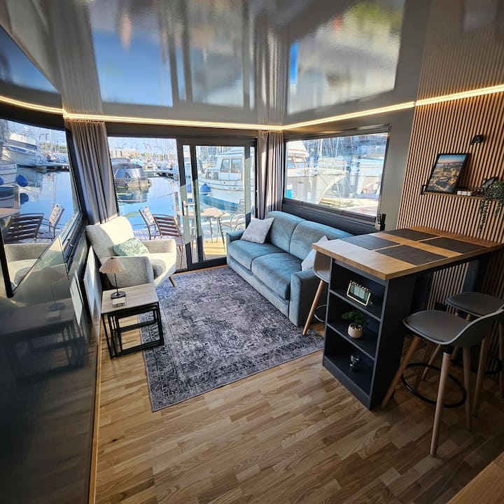 Liverpool Floating Storage Liverpool Floating Home 2 - Houseboats for Rent in Merseyside, England ...