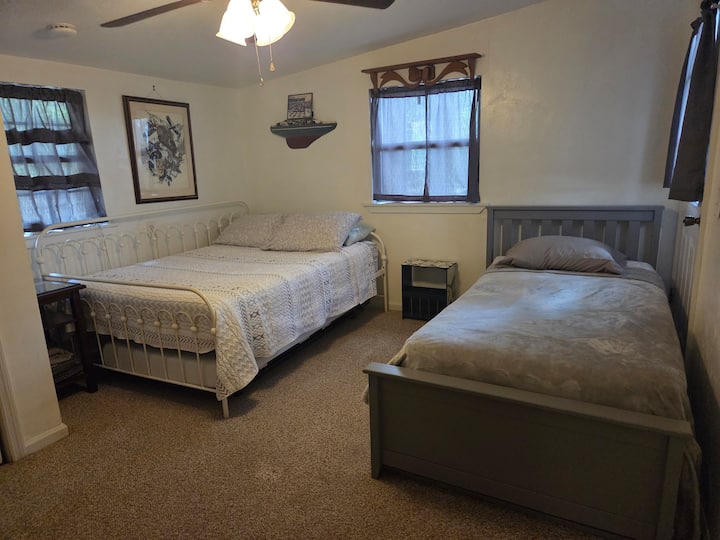 Vitanda vikubwa na vya mapacha katika chumba cha wageni.