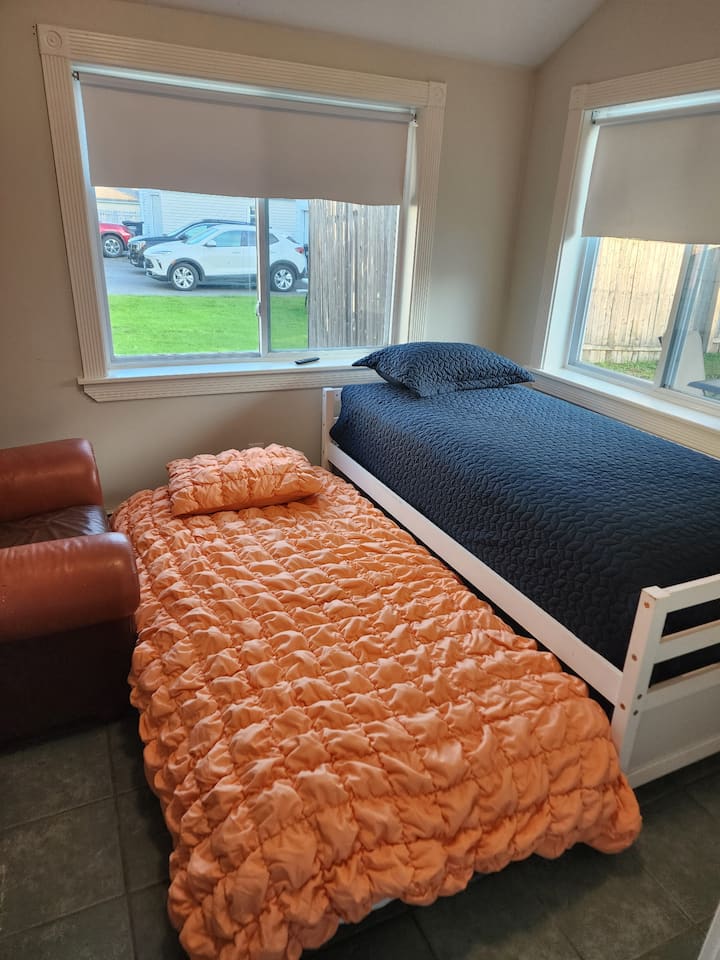 Kitanda cha watu wawili. Chumba hiki kinaweza kufikiwa kwa kutembea kupitia chumba cha kulala cha 3, ambacho ni chumba ambacho kina kitanda cha kifalme. Kuna mlango wa shamba unaoteleza kati ya vyumba hivyo viwili. 