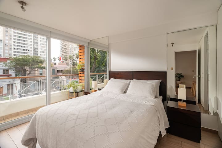 מקום של שלווה: חדר עם חדר רחצה פרטי, אור טבעי ומסכים שחוסמים רעש כדי להבטיח את המנוחה שלכם.