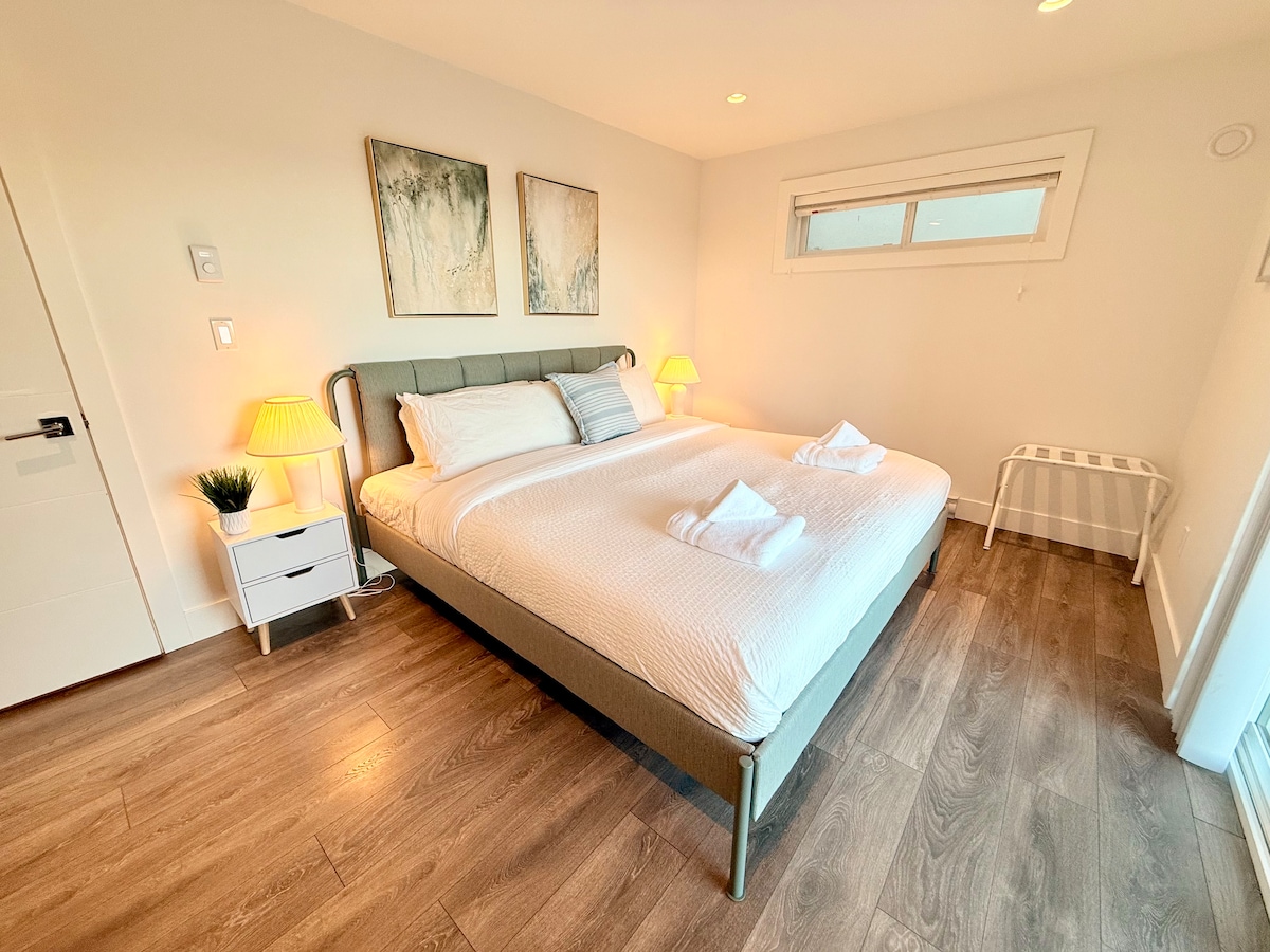 Osvijetljeno utočište s luksuznim bračnim krevetom, modernim uređenjem i mekom ambijentalnom rasvjetom. Ovaj je prostor pažljivo uređen kako bi bio udoban, a iz njega se može izravno izaći na privatnu terasu i uživati u prekrasnom pogledu na ocean. 