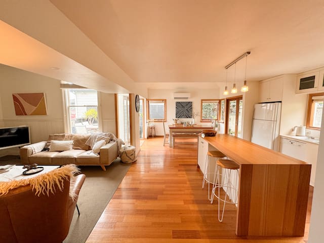 Best location in Hobart! Luxury 4 bedroom w/views