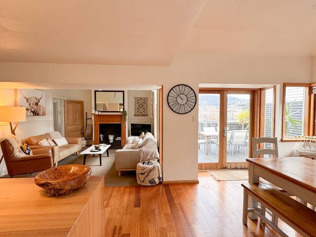 Best location in Hobart! Luxury 4 bedroom w/views gallery image 2