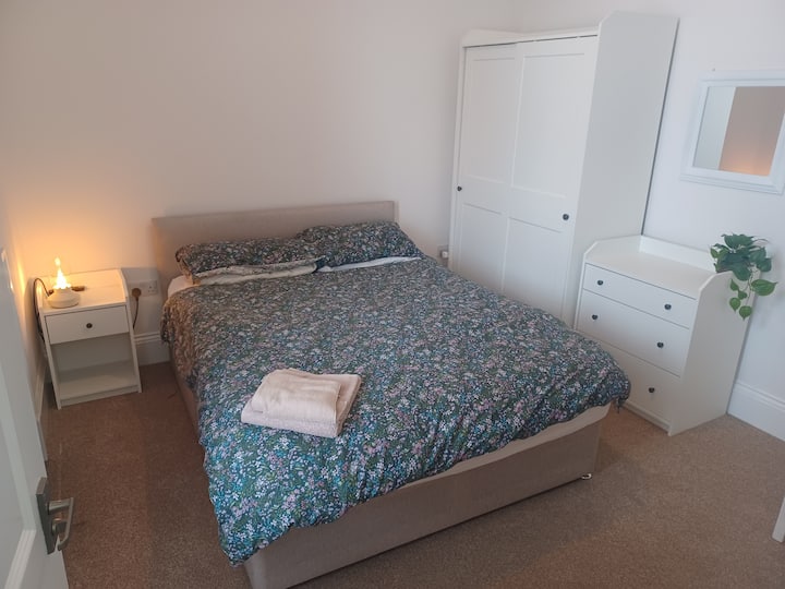 Dormitorio 1 (cama tamaño king y baño privado)