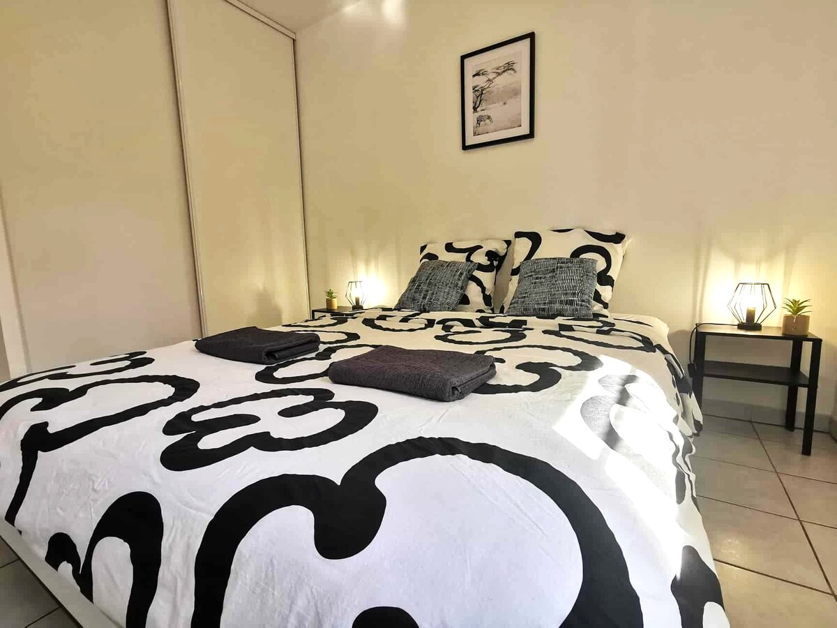 Dvojlôžková izba s manželskou posteľou veľkosti 160 cm.