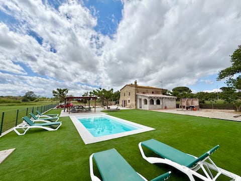 Pool, BBQ, parking and WIFI all private
