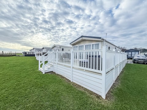 Caravan with sea views in Suffolk ref 20274BS