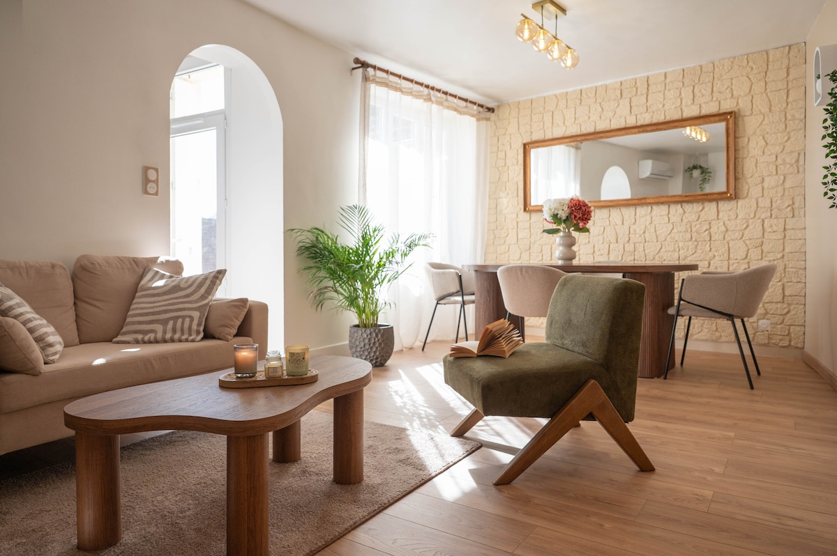 Successful Airbnb property: Panoramic view of Lascaux & Château in Montignac