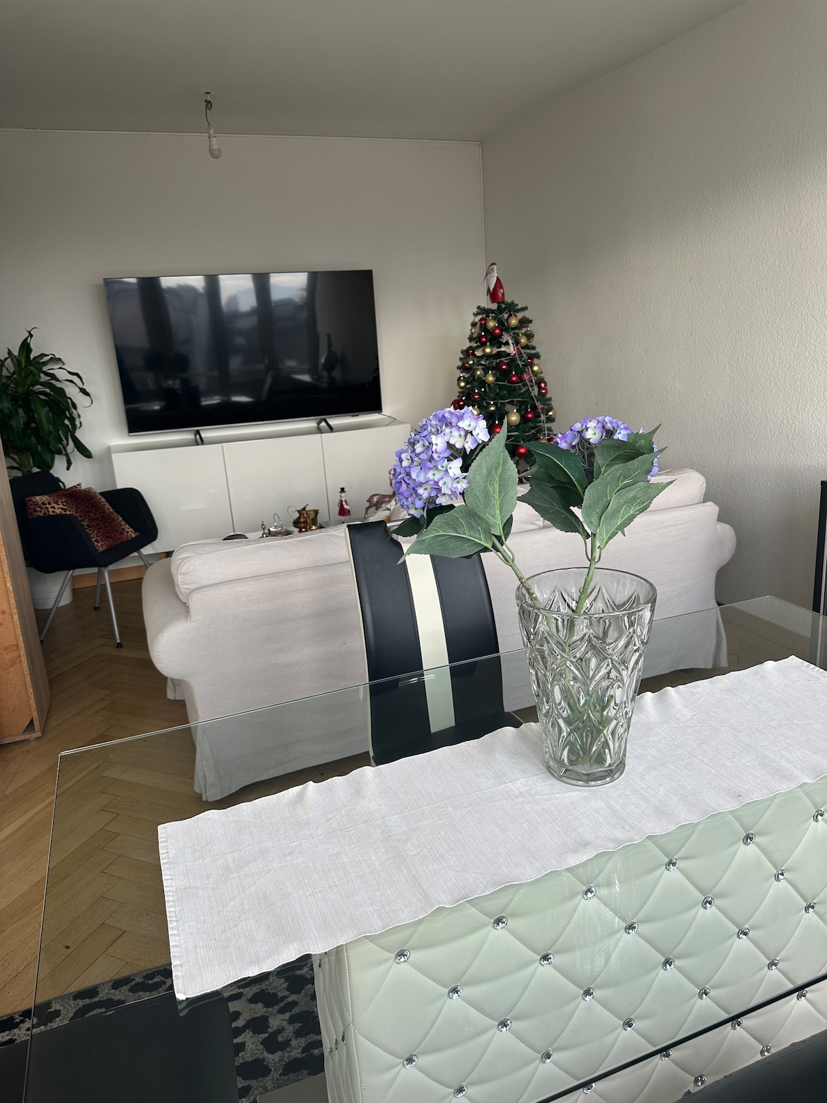 Successful Airbnb property: 2 min to the station in Grottes Et Saint Gervais