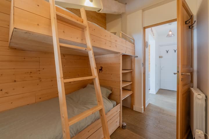 Slaapkamer met stapelbedden + slaapbank voor maximaal 3 personen (houd er rekening mee dat volwassenen niet op het bovenste bed kunnen slapen)