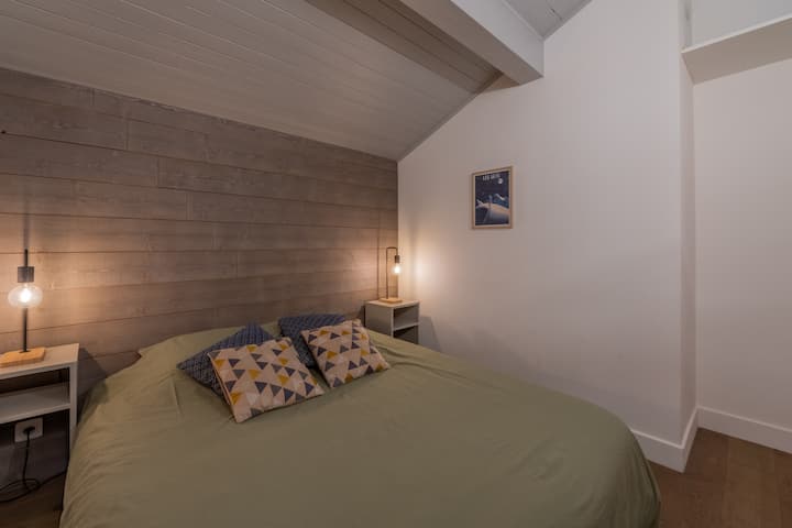 Slaapkamer met kingsize bed