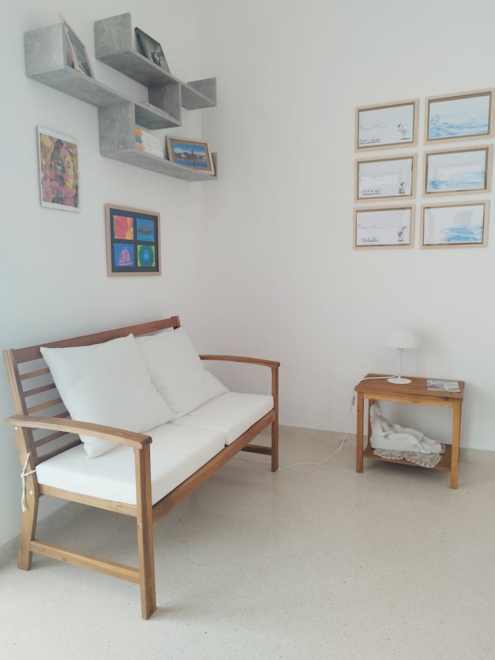 Некои книги за деца и возрасни се достапни и на англиски и на италијански јазик.