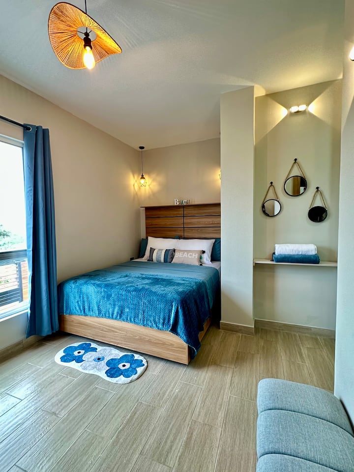 ¡El refugio perfecto! Nuestro cuarto master es un espacio acogedor y amplio, diseñado para ofrecerte la máxima comodidad. Con una cama de 2 plazas y media, podrás descansar y relajarte después de un largo día. 