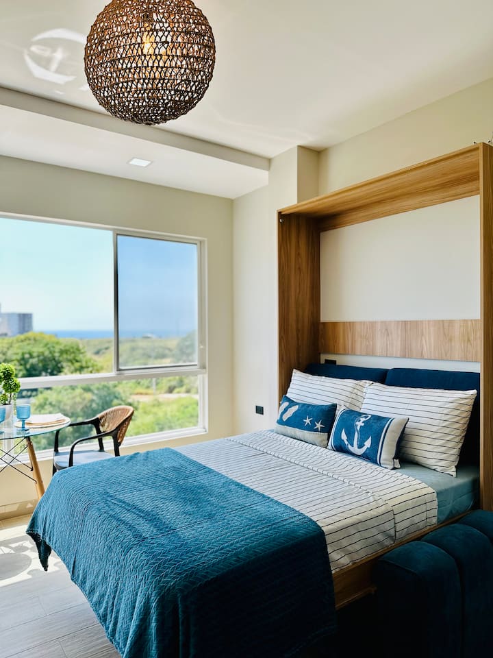 ¡Un despertar de ensueño! La cama abatible de 2 plazas en la sala te ofrece una vista impresionante al mar. Al levantarte, podrás disfrutar de la belleza del océano y empezar el día con una sensación de paz y tranquilidad.