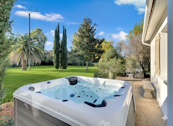 Jacuzzi de la villa Les 3 Saules