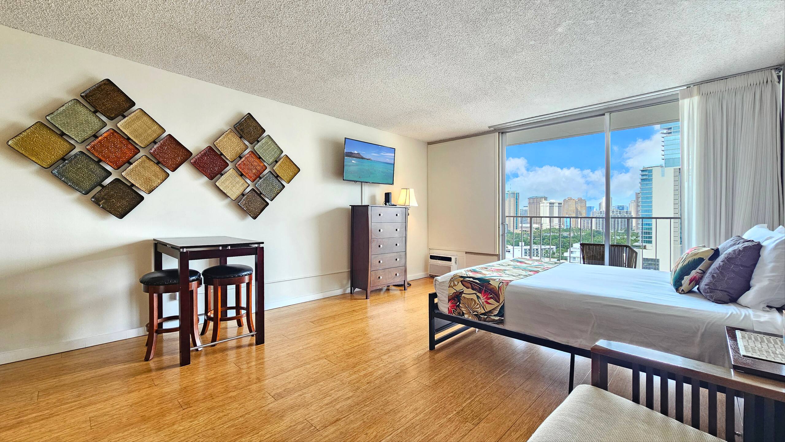 Condo in Honolulu · ★4.68 · Studio · 1 bed · 1 private bath - Image 3