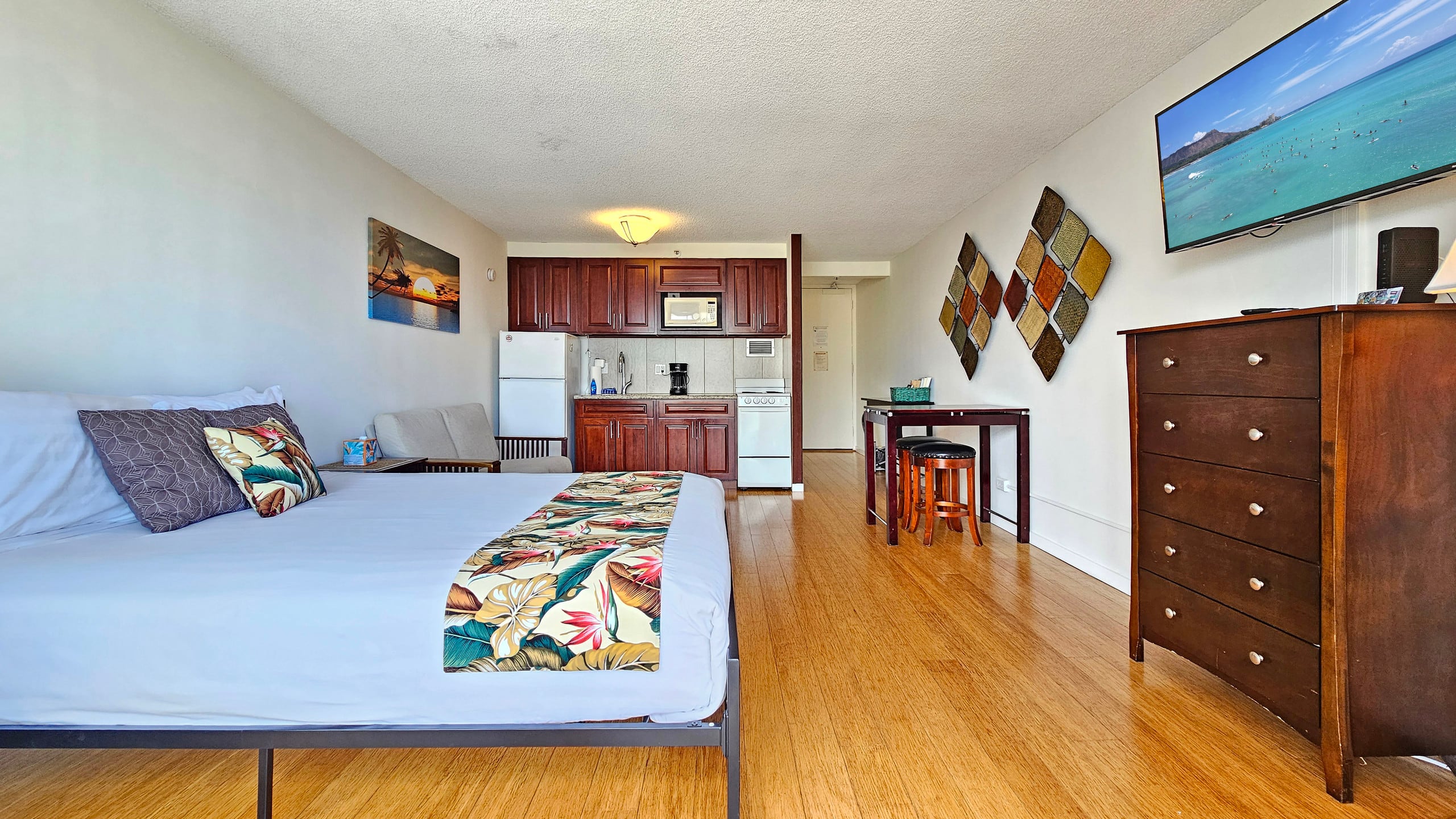 Condo in Honolulu · ★4.68 · Studio · 1 bed · 1 private bath - Image 1