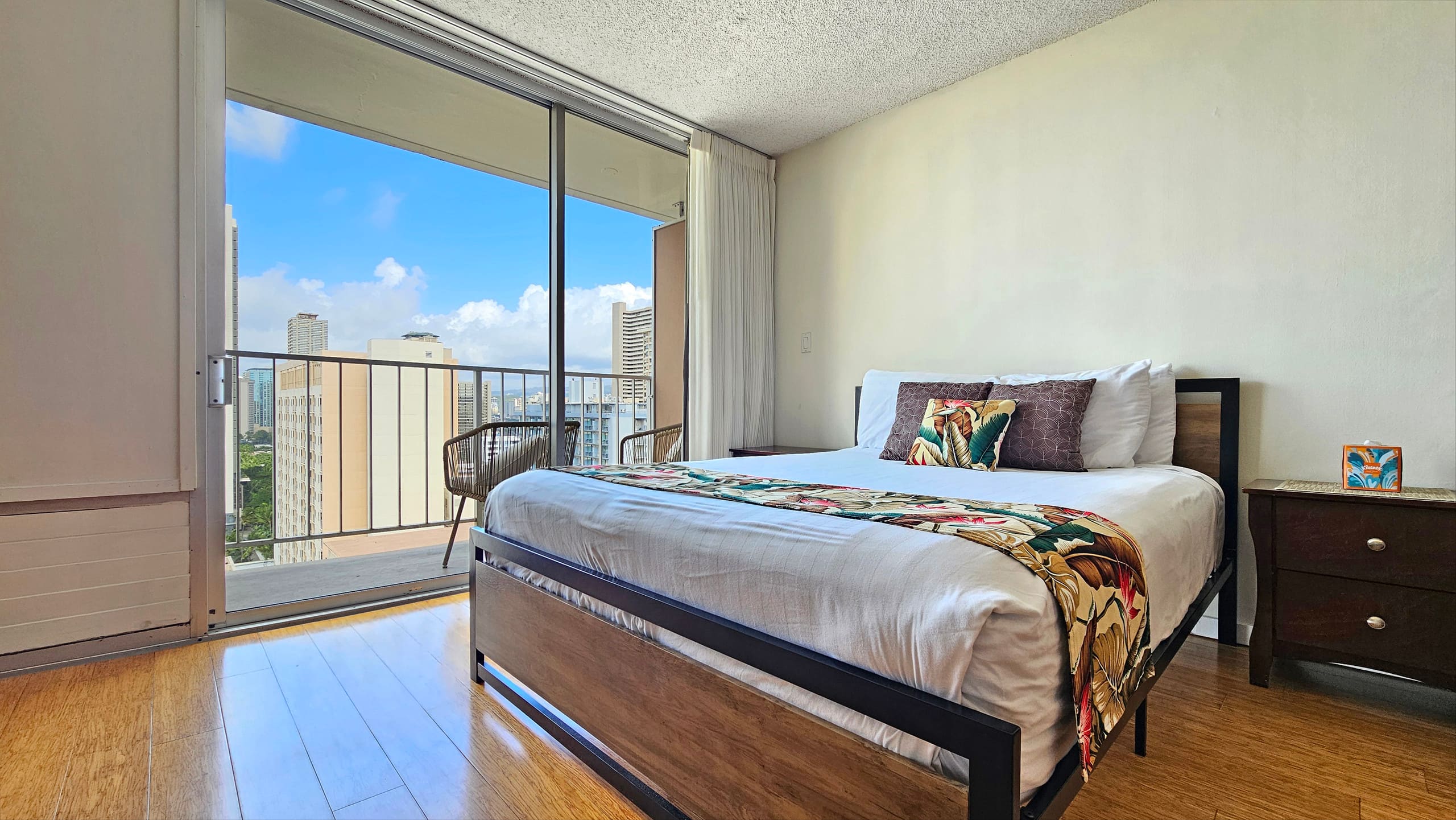 Condo in Honolulu · ★4.68 · Studio · 1 bed · 1 private bath - Image 4
