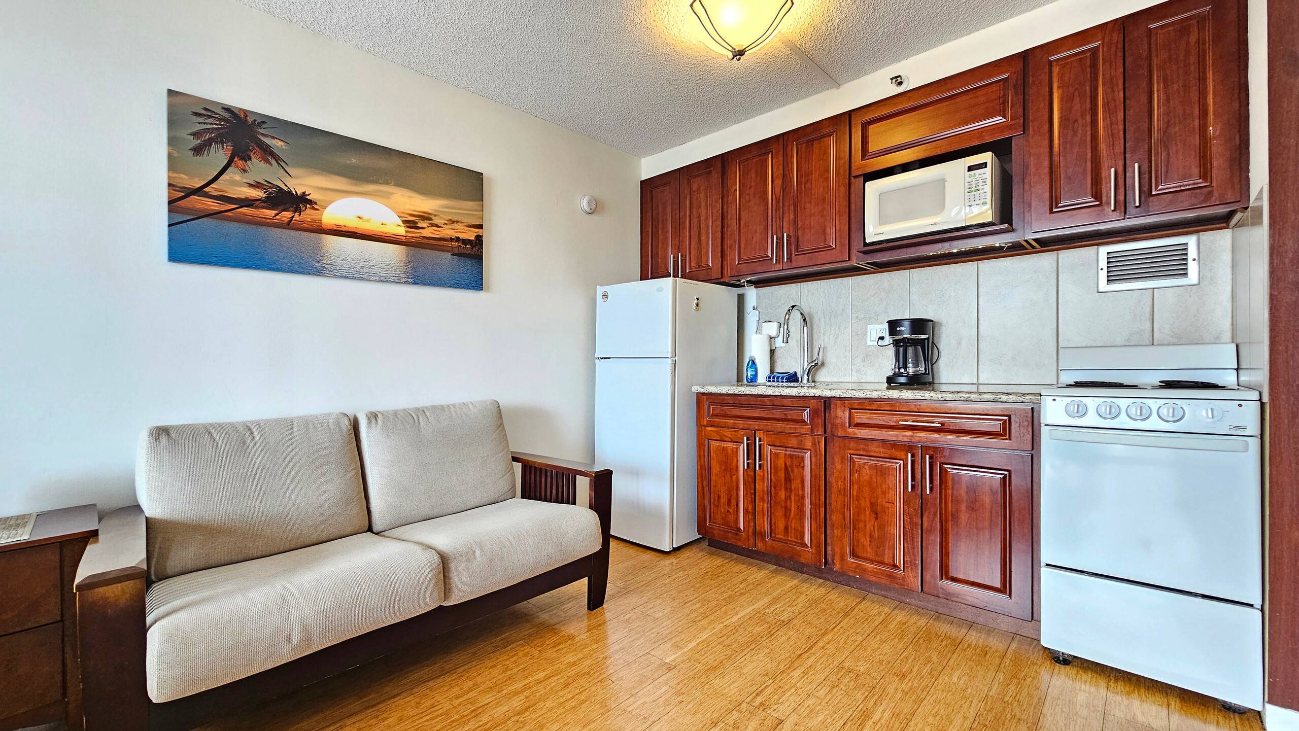 Condo in Honolulu · ★4.68 · Studio · 1 bed · 1 private bath - Image 7