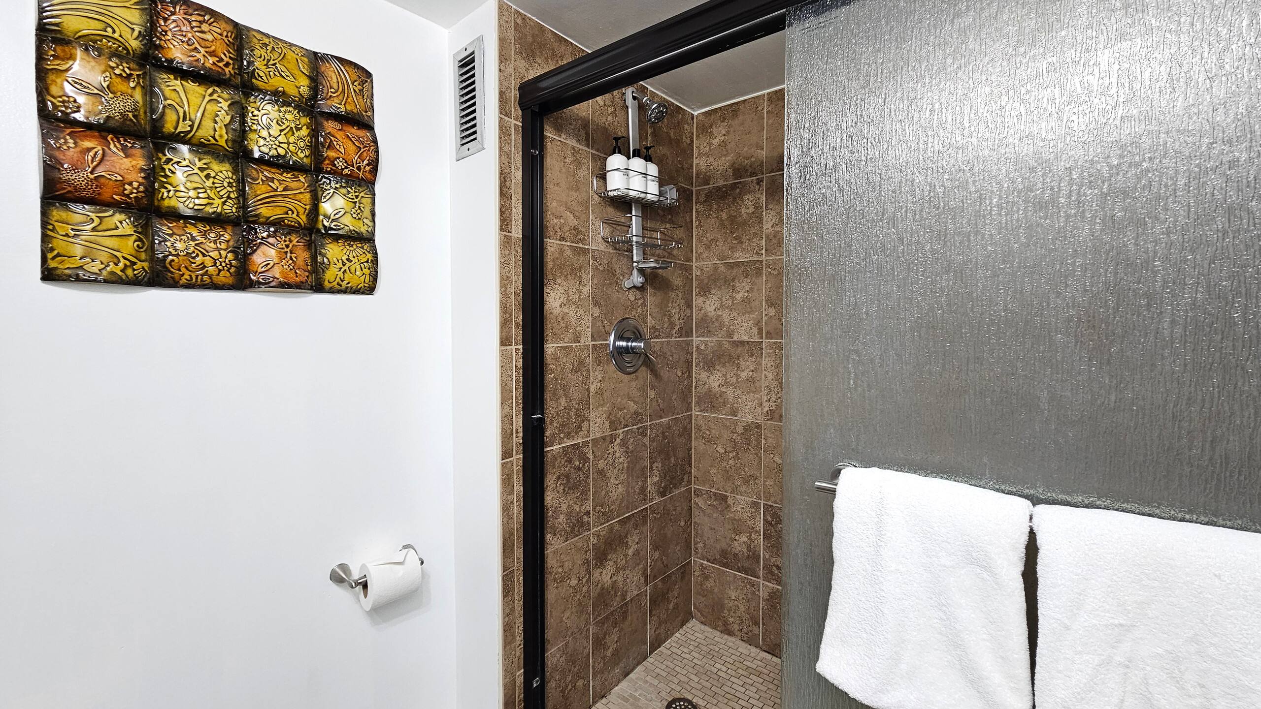Condo in Honolulu · ★4.68 · Studio · 1 bed · 1 private bath - Image 17