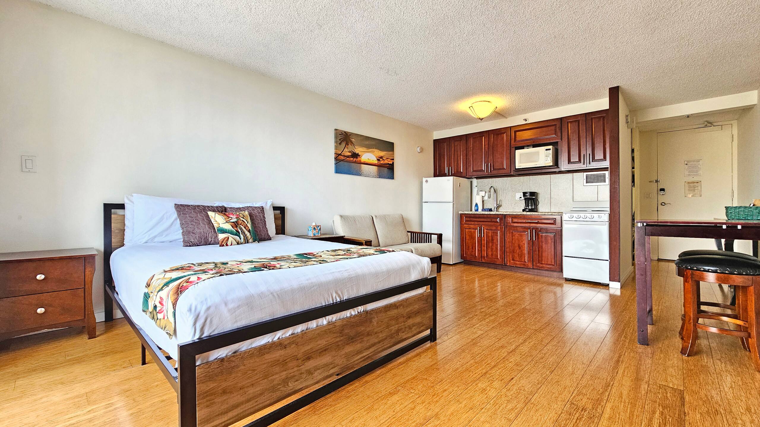 Condo in Honolulu · ★4.68 · Studio · 1 bed · 1 private bath - Image 5