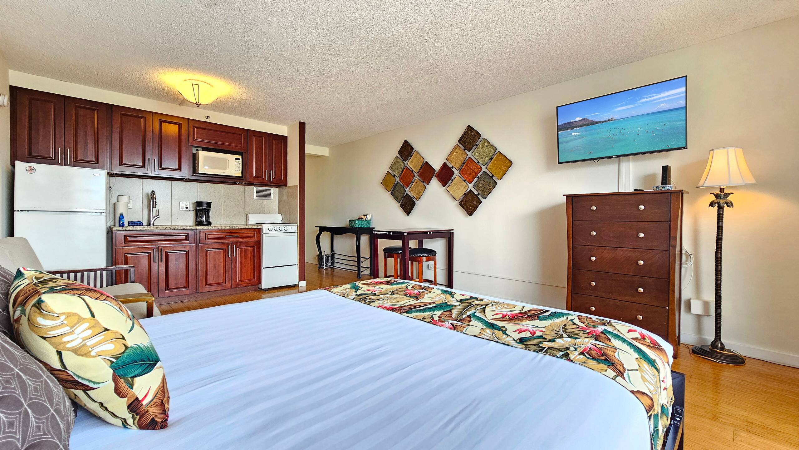Condo in Honolulu · ★4.68 · Studio · 1 bed · 1 private bath - Image 6