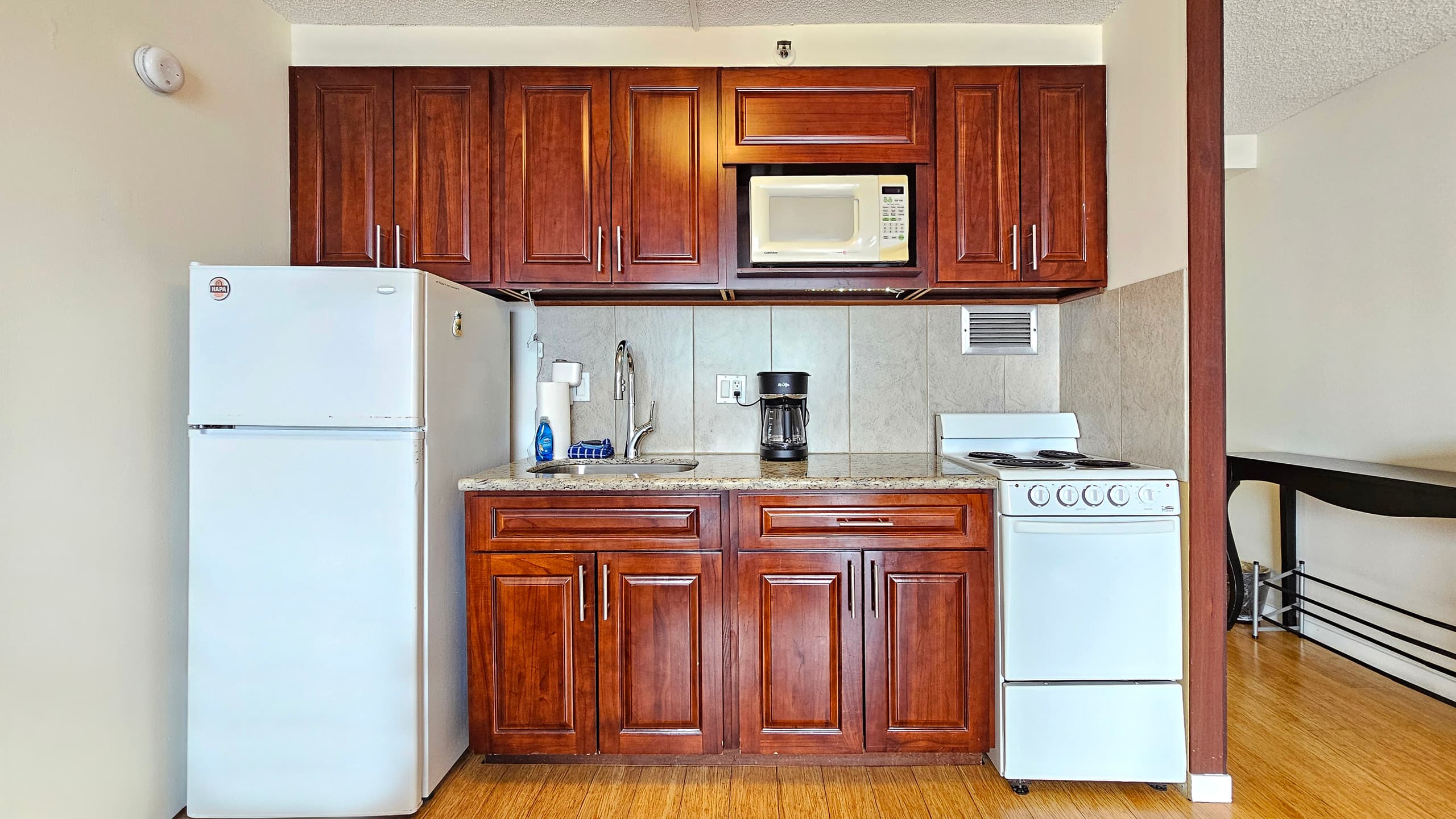 Condo in Honolulu · ★4.68 · Studio · 1 bed · 1 private bath - Image 11