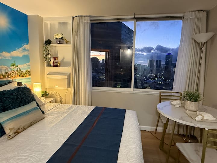 Поглед кон градот на зајдисонце низ прозорец 