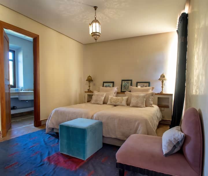 Chambre avec 2 lits avec décoration marocaine.