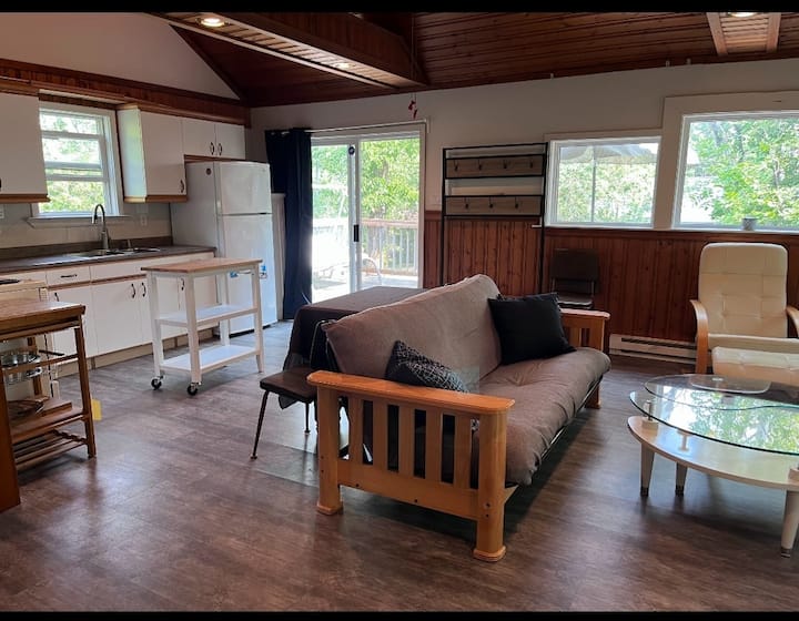 Entra nella nostra accogliente baita e goditi il luminoso spazio abitativo a pianta aperta che riunisce tutti.  Con la sua disposizione ariosa e il flusso continuo è il luogo perfetto per riunirsi, giocare e rilassarsi dopo una giornata trascorsa a esplorare. Perfetto per le famiglie. 
