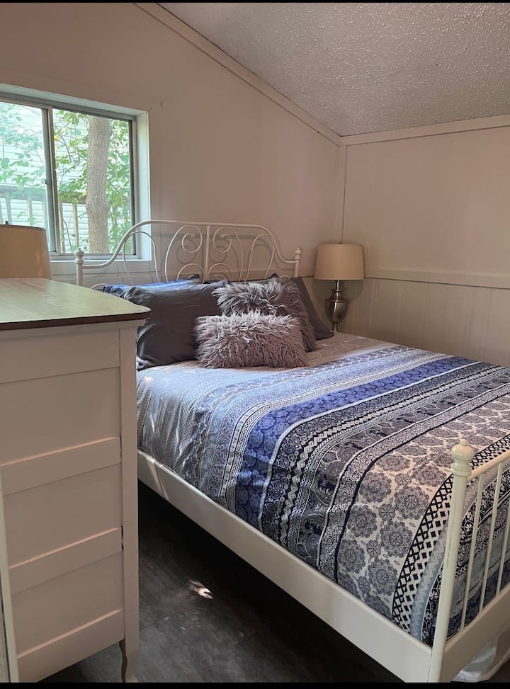 Rilassati nella camera da letto principale, dotata di un comodo letto matrimoniale e di un letto singolo estraibile, perfetto per i più piccoli o per gli ospiti extra. L'illuminazione soffusa e gli accenti accoglienti lo rendono un rifugio invitante dopo le fresche serate autunnali sotto le stelle.