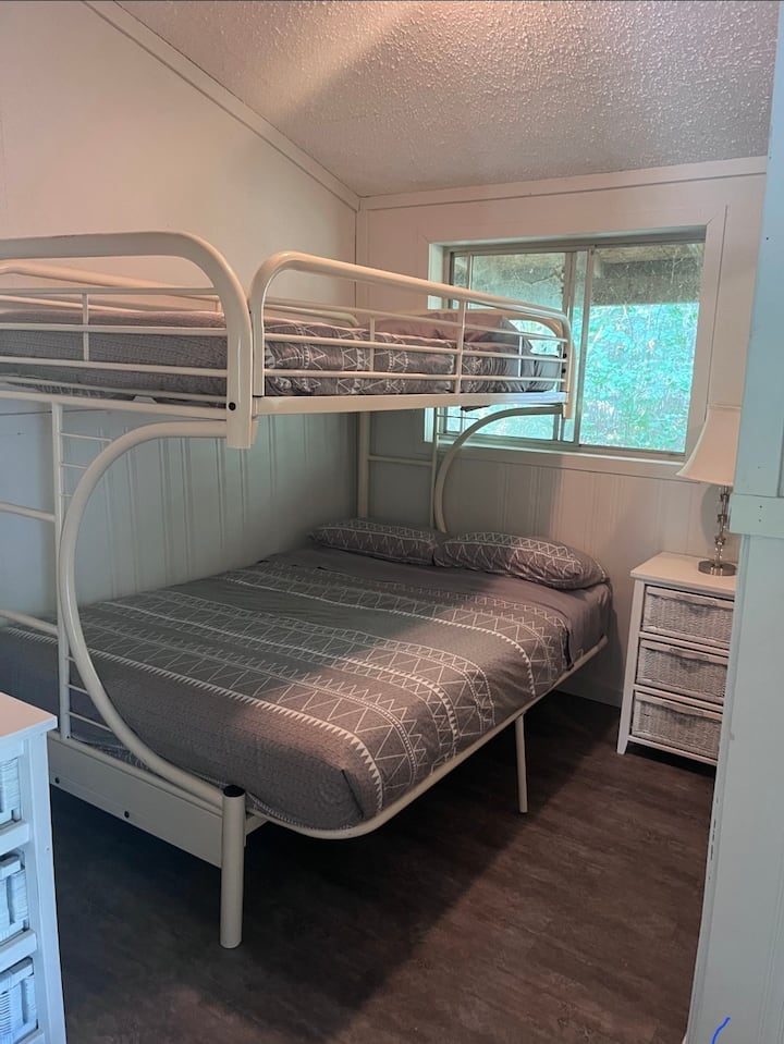 La seconda camera da letto offre soluzioni flessibili per dormire, ideali per bambini, amici o altri membri della famiglia. Allestito con cura per garantire comfort e praticità, è uno spazio riposante che fa sentire tutti a casa.