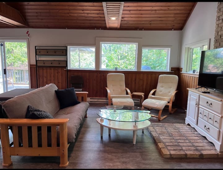 Il soggiorno è dotato di un futon matrimoniale che funge sia da comodo salotto per le serate cinema, sia da zona notte aggiuntiva per due persone.