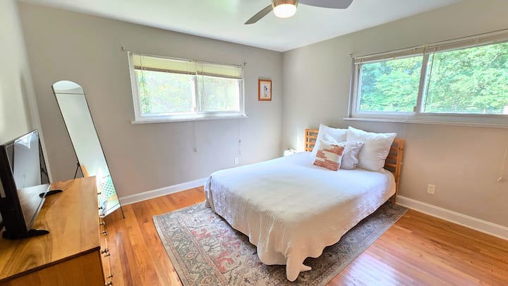 Smart TV, Closet with hangers and dresser!
