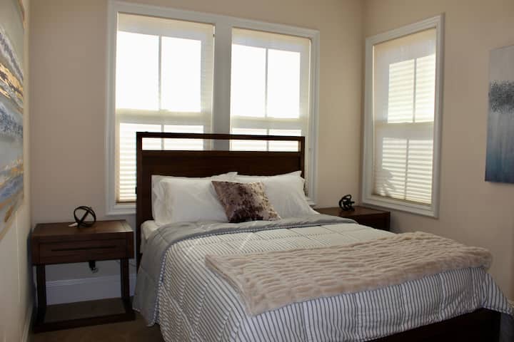 ქვემოთ მდებარე საძინებელი სრული სააბაზანოთი