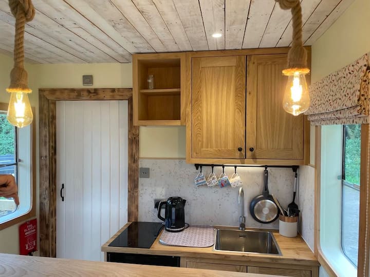 Sugar Box - Private Hot Tub & Rustic Charm - North Devon District
