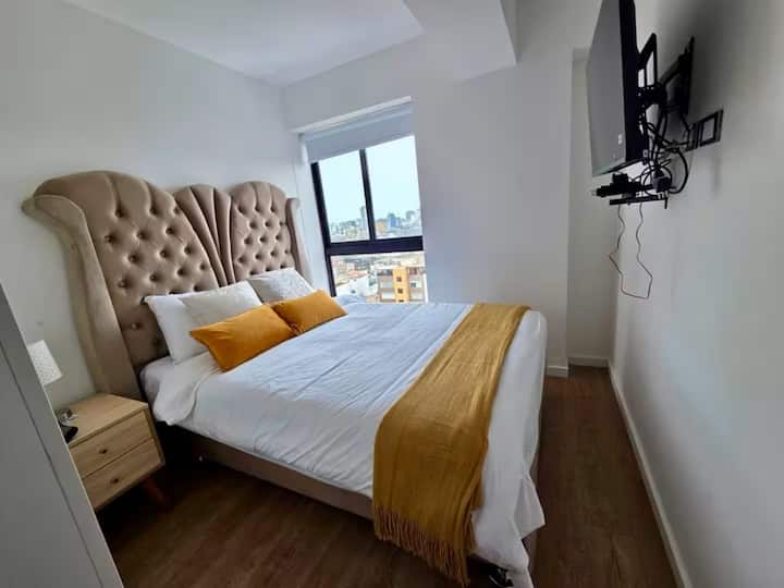 Chambre équipée d'une télévision connectée avec DUO TV + Internet en fibre optique. Les meilleurs services de streaming : Netflix, Star et Disney Plus. Grand lit double de 2 places avec oreillers confortables et couvertures douillettes, table basse et lampe de chevet. Il y a aussi un placard.
