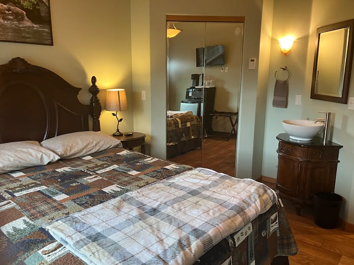 Kenai River Retreat Private Entry 1br (Room 3) - Cooper Landing, AK