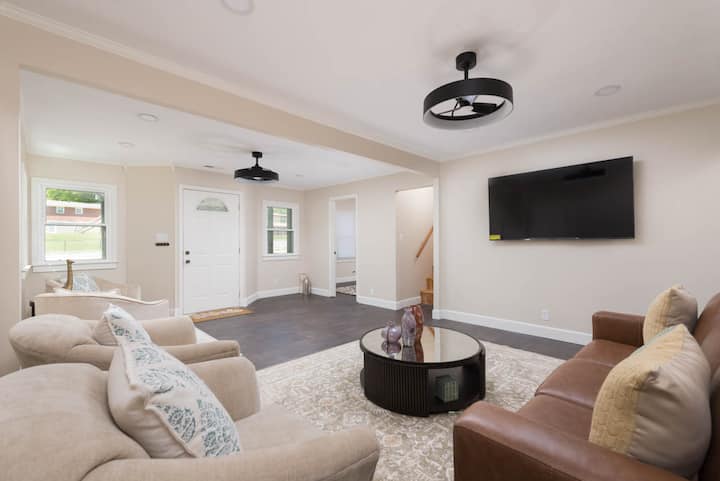 Charming Cottage, Spacious Master & Private Yard - Parkville