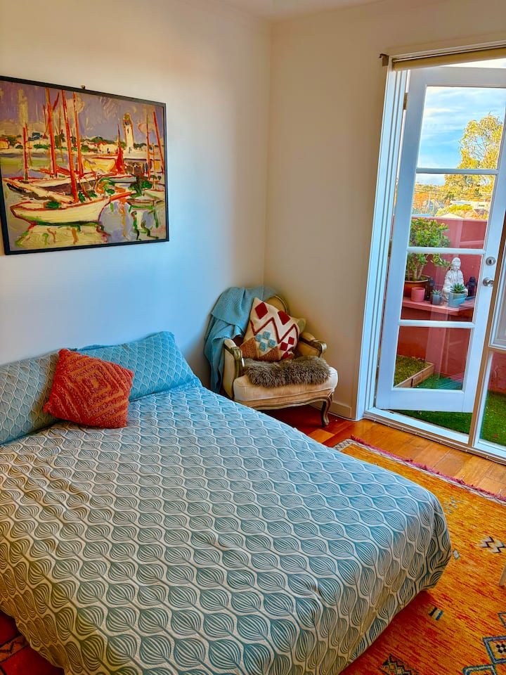 إذا كان هناك ضيف ثالث أو أطفال، فإن هذا السرير المزدوج القابل للسحب مع غطاء المرتبة مريح للغاية 